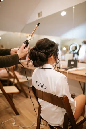 Από το Σαμπουάν στο Σκηνικό – Ιστορία Ενός Χτενίσματος που Κράτησε ως το Τέλος